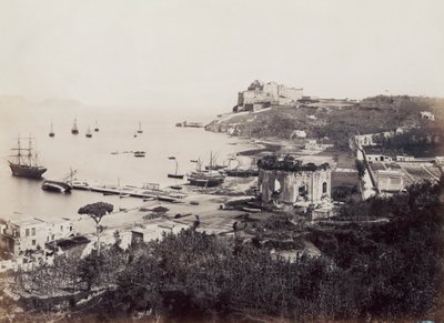 Panorama over den pittoreske Baiabukten (Napoli), oversådd med seilbåter. I forgrunnen, overfor den lille bryggen, ligger Venus-tempelet. I bakgrunnen, plassert på en odde, er visekongens slott fra det sekstende århundre av Giorgio Sommer