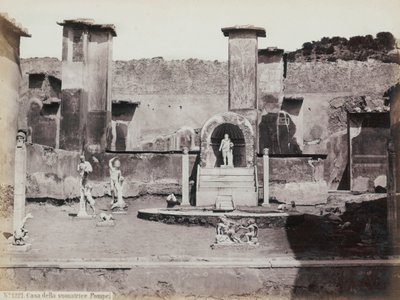 Delvis utsikt over den forhøyede hagen til huset til Marcus Lucretius i Pompeii, dekorert med marmorstatuer og hermer. I midten en fontene med nisje. I bakgrunnen fragmenter av veggmalerier av Giorgio Sommer
