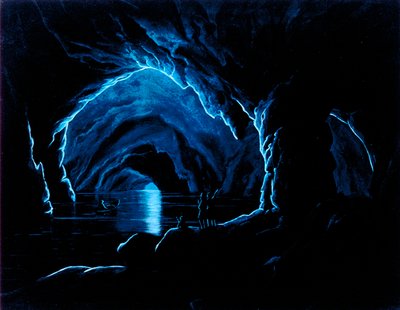 Reproduksjon av en gravering av den blå grotten på øya Capri. Inne i grotten hilser tre menn, på kanten av en avsats, på en fjerde mann, som kommer ut av grotten med båten sin. Han er pr av Giorgio Sommer