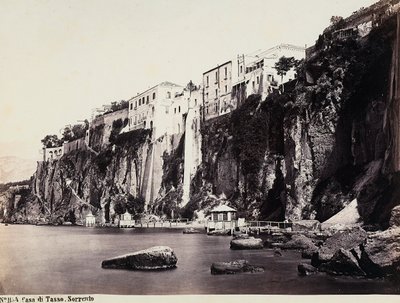 Huset til Tasso renn over havet i Sorrento av Giorgio Sommer