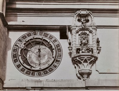Kvadranten til klokketårnet i Bern, av Kaspar Brunnen (1527-1530). Ved siden av den astronomiske klokken en aviskiosk som inneholder statuetter som slås på av mekanismen til selve klokken fire minutter før klokken slår timen av Giorgio Sommer