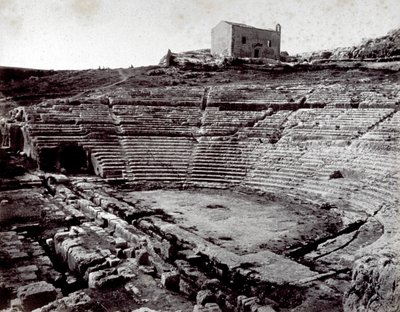 Restene av det greske teatret i Siracusa i den monumentale parken i Neàpoll. I forgrunnen det halvsirkelformede orkesteret og caveaen av Giorgio Sommer