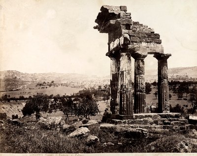 Utsikt over de resterende fire søylene som støtter en entablatur av Temple of Castor og Pollux i Valle dei Templi, Agrigento. Et panorama av byen er synlig i bakgrunnen av Giorgio Sommer