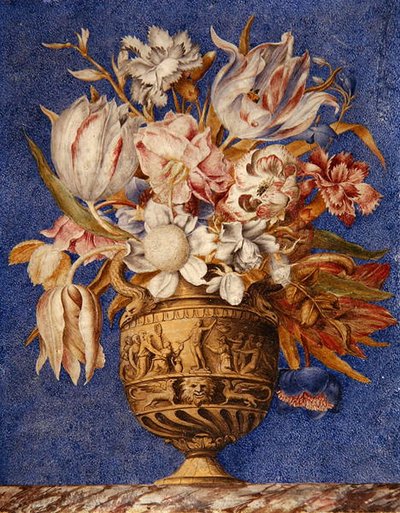 Blomster i en vase som står på en marmorhylle (akvarell, gouache og gull på vellum) av Giovanna Garzoni
