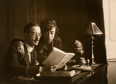 Ektepar leser en bok av Phillipe de Marlier