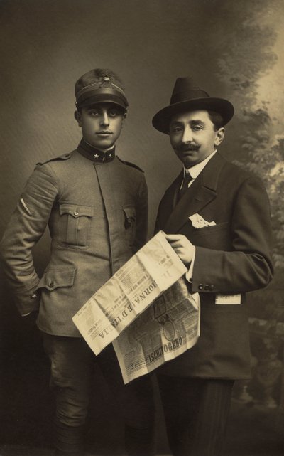 Portrett av et mannlig par, det ene i militæruniform, og det andre med "Giornale d
