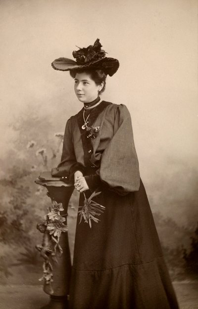 Portrett av elegant dame med hatt av Phillipe de Marlier