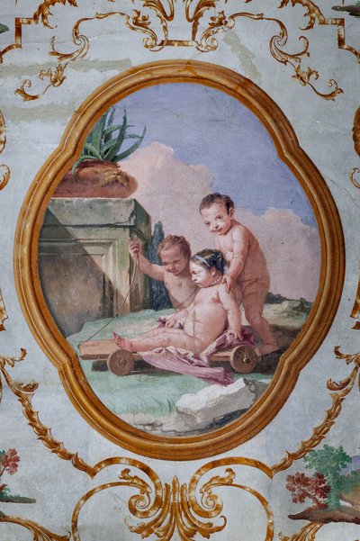 Guest Lodgings, the Room of the Putti, medaljong med putti: "Tre putti og en vogn" av Giovanni Battista Tiepolo