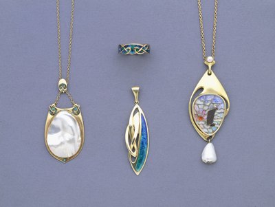 En gruppe Liberty & Co anheng i gult metall og emalje og en ring designet av Archibald Knox av Giovanni Bigatti