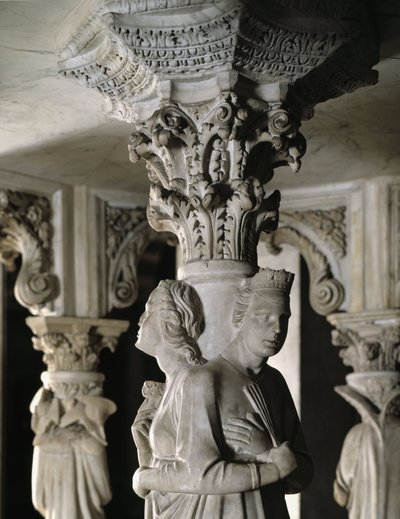 Detalj av de skulpturerte gruppene som støtter stolen realisert av Giovanni Pisano (1248-1314): Theologales Vertus (Detalj av skulpturene som støtter marmorprekestolen, de teologiske dydene) 1302-1311 Cathedrale de Pisa (Duomo di Pisa), Italia av Giovanni Pisano