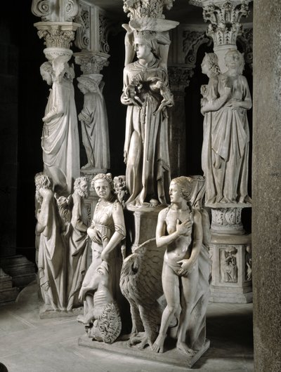 Detalj av de skulpturerte gruppene som støtter stolen realisert av Giovanni Pisano (1248-1314): Kirken mater barna hennes og to av de fire kardinaldydene (Detalj av skulpturene som støtter marmorprekestolen, Kirken mater barna hennes og to kardiner av Giovanni Pisano