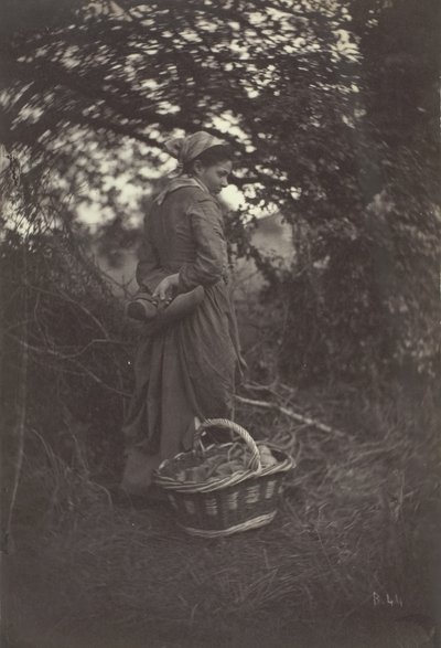 Kvinne som står med kurv på bakken, 1870. av Giraudon