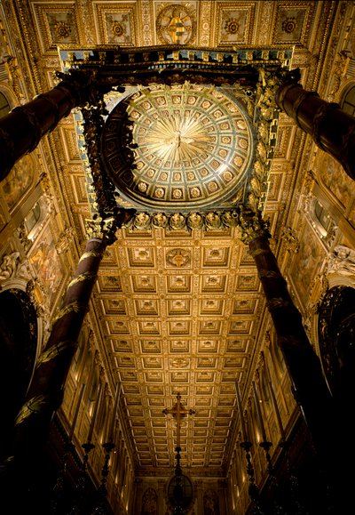 Utsikt over taket med trekasser merket og dore av Giuliano da Sangallo (1445 ca. 1516) og stort alter laget av arkitekten Ferdinando Fuga (1699-1781). Basilikaen Santa Maria Maggiore (Holy Mary Major), Roma. av Giuliano Giamberti da Sangallo