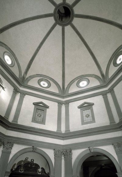 Utsikt over det åttekantede sakristiet bygget på prosjekt av Giuliano da Sangallo (1445-1516) av Giuliano Giamberti da Sangallo