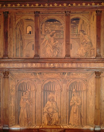 Skap etter restaurering i Nordsacristiet (Sacrestia delle Messe) som viser kunngjøringen og en biskop på tronen (innlagt tre) (se 143298) av Giuliano da Maiano