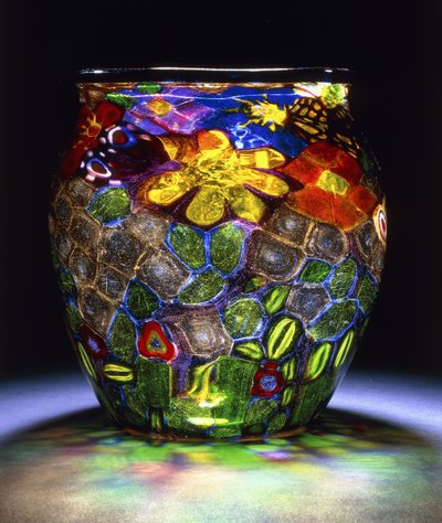 En Murrhine-glassvase, med fire sommerfugler, blomster og blader, ca. 1918 (glass dekorert i Murrhine-teknikk) av Giuseppe Barovier