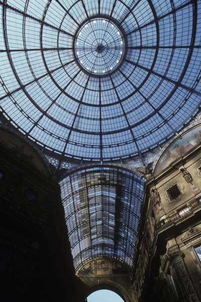 Utsikt oppover av glasskuppelen og hengende, ferdigstilt 1877 av Giuseppe Mengoni