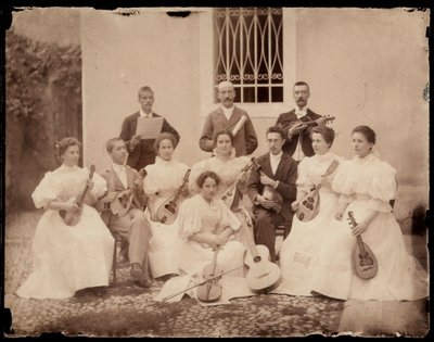 Gruppeportrett av sittende musikere, ca. 1900 av Giuseppe Wulz