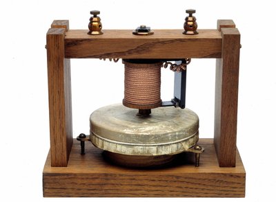 Graham Bells telefon ble brukt til de første eksperimentene i 1875. av Graham Bell