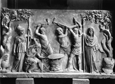 Hephaistos og Cyclopes smir skjoldet til Achilles (marmor) (s/hvitt foto) av Greco Roman Greco Roman