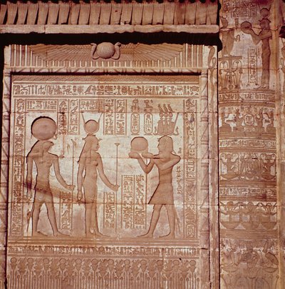 Relieff som viser en farao som gir et offer til Hathor og Horus, fra det romerske fødselshuset, eller Mammisi, ved Dendera, ca. 125 f.Kr.-60 e.Kr. av Greco Roman