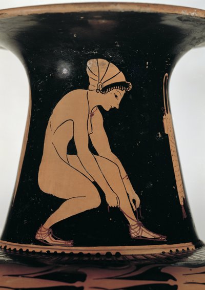 Hukende kvinne som knyter sandalen sin, detalj fra halsen på en atisk rød-figur amfora, laget av Pamphaios og malt av Oltos, ca. 510-500 f.Kr. (keramikk) (se også 92571) av Greek