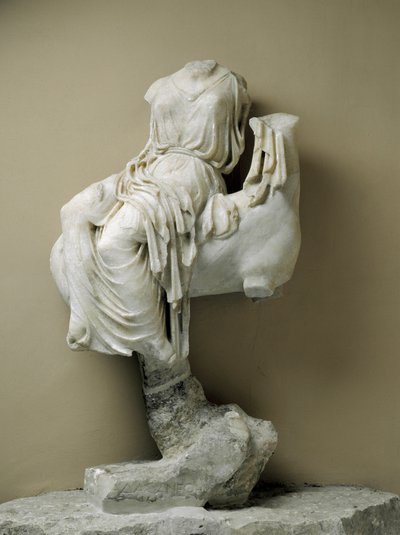 Kvinnestatue drapert som et votivoffer, fra Sorrento av Greek
