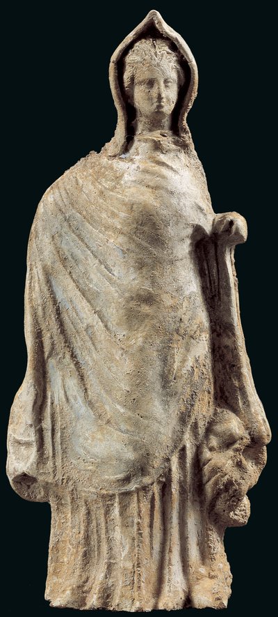 Figur av en kvinne som har på seg en chiton og en himation som dekker hodet hennes, muligens fra Myrina, Lilleasia, 250-200 f.Kr. (leire) av Greek