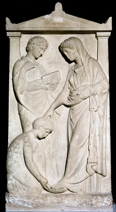Gresk kunst: "" En hushjelp hjelper elskerinnen hennes med å fjerne sandalen hennes"" Marmorrelieffstrømper fra det 4. århundre f.Kr. Athen, Nasjonalt arkeologisk museum av Greek