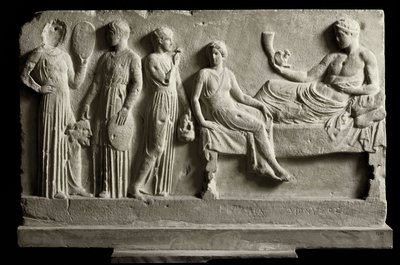 Gresk kunst: lavvotiv marmorrelieff dedikert til Dionysos Bacchus av komikere, Det representerer "The Bacchantes"" av Euripides - 410 f.Kr. - Athen, nasjonalt arkeologisk museum - Bacchae (fra tragedien av Euripides (480¿406 f.Kr.) - Marmor votive relieff  av Greek