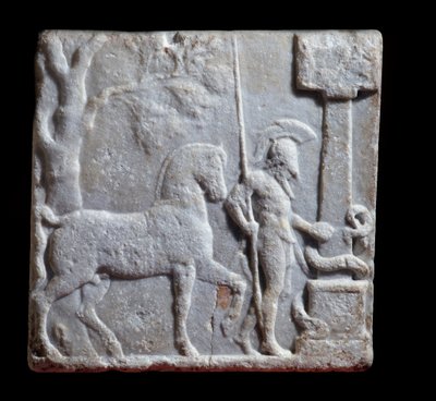 Gresk kunst: marmorstele dekorert av en rytter med hesten sin, slutten av 2. - begynnelsen av 1. århundre f.Kr., Dim 52x52x9 cm Mantua - Palazzo Ducale, Coll statuaria, inv n 6669 - Gresk kunst: marmorstele med relieff som representerer en rytter og en hes av Greek