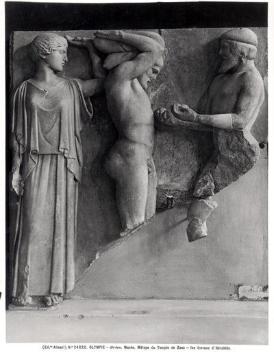 Metope X fra Zeus-tempelet som viser Herkules som mottar Hesperidenes gyldne epler fra Atlas hånd, mens Minerva hviler en pute på hodet (marmor) (s/hvitt-bilde) av Greek