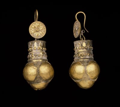 Par øreanheng med rosetter og klynge kuler, 2.-1. århundre f.Kr. av Greek