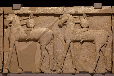 Poros steinfrise som viser en prosesjon av ryttere. 7. århundre f.Kr av Greek