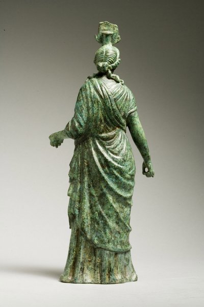 Sett bakfra av en statue av Isis Fortuna, hellenistisk, 1. århundre f.Kr.-1. århundre e.Kr. (bronse) (se 270388 for frontvisning) av Greek