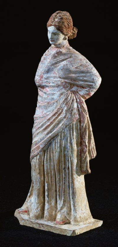 Statuett av en kvinne med draperte klær, fra Tanagra, Boeotia av Greek
