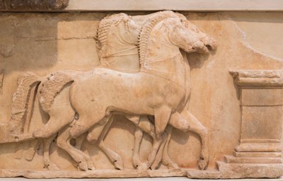 Fire hester (quadriga) som trekker en vogn fra den sørlige frisen til Siphnians-skattkammeret, konstruert ca. 530-480 f.Kr. (marmor) av Greek