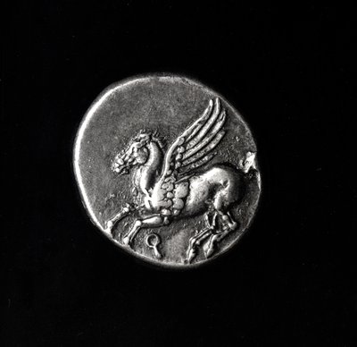 Baksiden av en mynt som viser Pegasus, fra Korint, 700-300 f.Kr. (metall) av Greek School