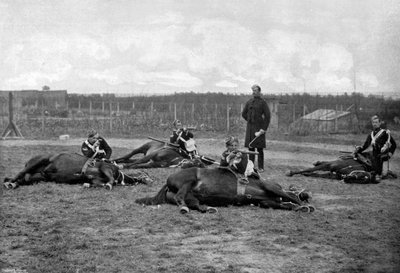 Et parti av den fjerde Queens Own Hussars trefning demonterte, 1896. av Gregory and Co
