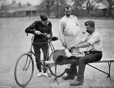 En tropper fra den andre livgarden pusser opp til parade, 1896 av Gregory and Co