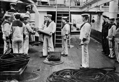 Ved øvelse med en 6-tommers hurtigskytende pistol om bord på slagskipet HMS Resolution, 1896. av Gregory and Co