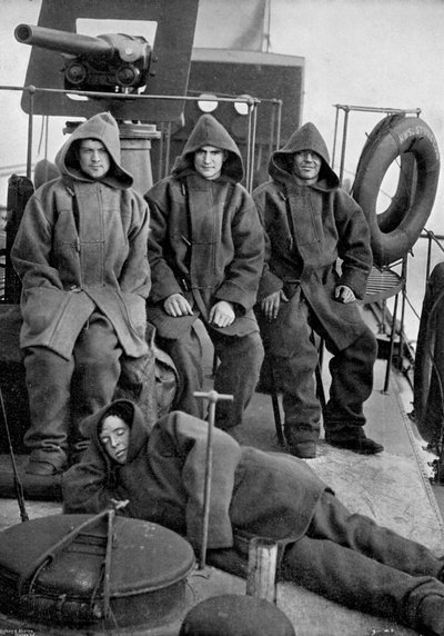 Bluejackets fra torpedobåtødeleggeren HMS Sturgeon, 1896 av Gregory and Co