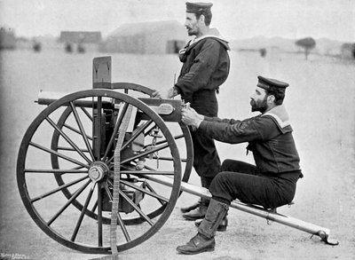 Royal Navy Maxim våpenøvelse på Whale Island, Portsmouth, Hampshire, 1896. av Gregory and Co