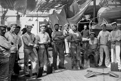 Noen av stokerne til slagskipet HMS Camperdown, 1896. av Gregory and Co
