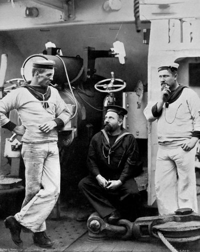 Tre underoffiserer om bord på krysseren HMS Theseus, 1896 av Gregory and Co