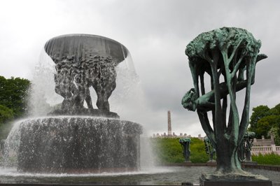 Fontene og "Girl in a Tree"-skulptur i Frognerparken, Oslo, Norge (bronse) av Gustav Vigeland