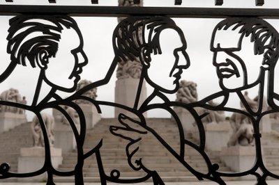 Smijernsporter av nakne mennsskulptur i Frognerparken, Oslo, Norge (jern) av Gustav Vigeland
