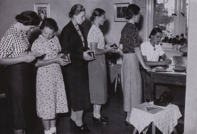 Unge kvinner i det tredje riket: Wir Arbeitsmaiden, We The Labour Maiden (s/hv-bilde) av Gustav von Estorff
