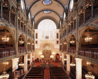 Interiør i synagogen i Rue des Tournelles bygget i 1866 - 1867. Arkitekt: Varrollier. Ingeniør: Gustave Eiffel i Paris. av Gustave Eiffel