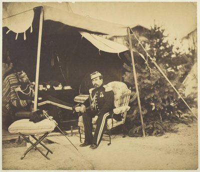 Offiserer som sitter ved et telt, Camp de Châlons, 1857. av Gustave Le Gray